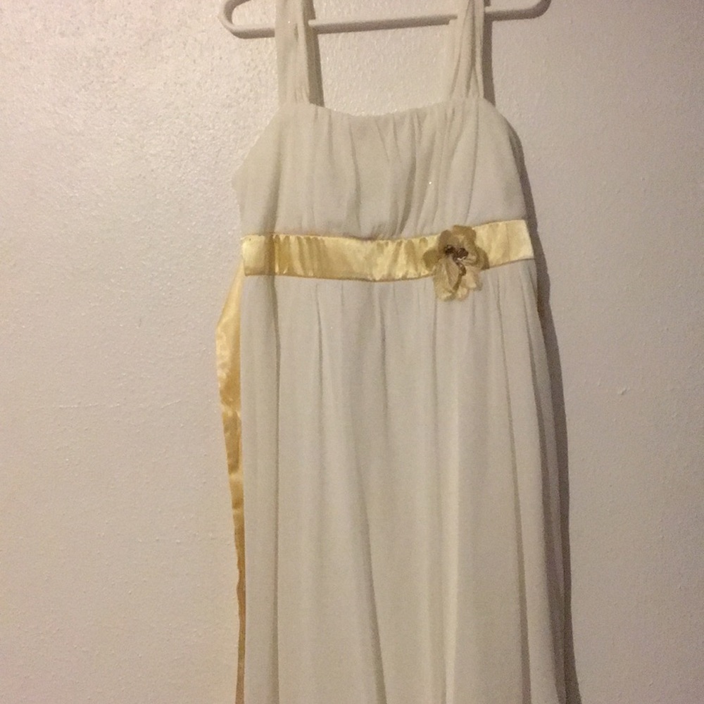 Beautiful white dress with glitter and a flower.